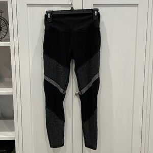 ALO Yoga 7/8 Black and Gray Leggings